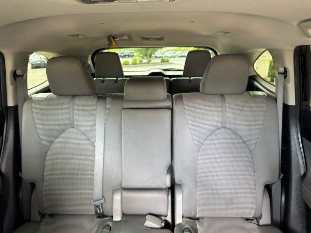 Used 2023 Toyota Highlander LE AWD/4WD image 7