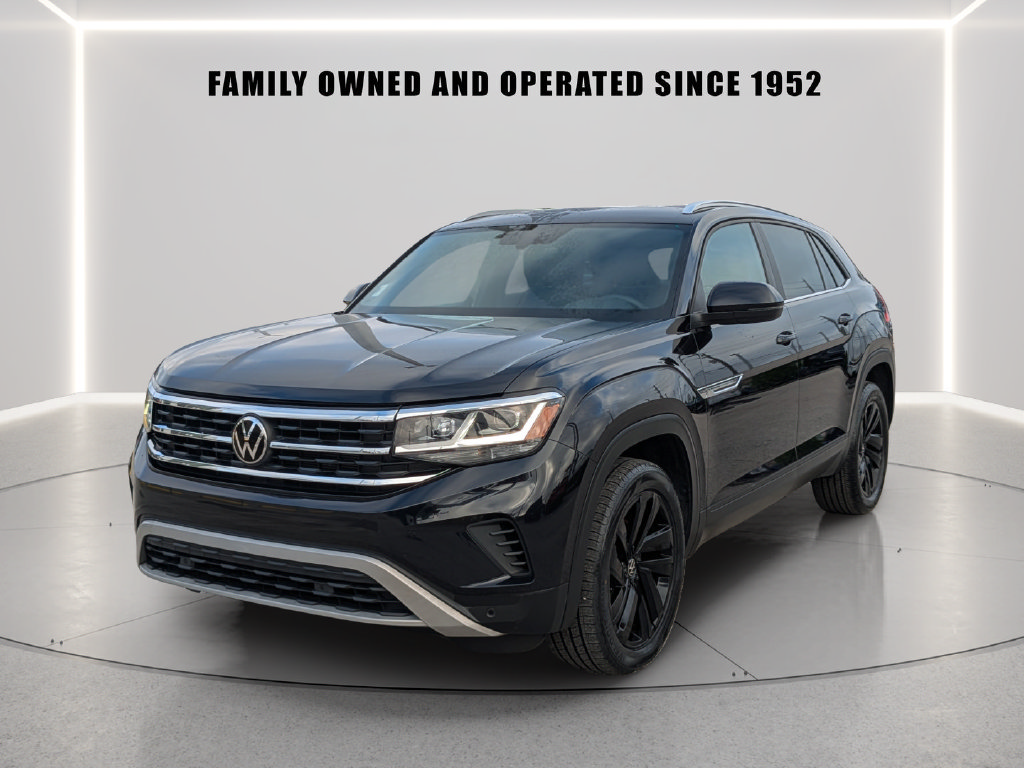 Used 2023 Volkswagen Atlas Cross Sport SE w/ Panoramic Sunroof Package FWD image 2