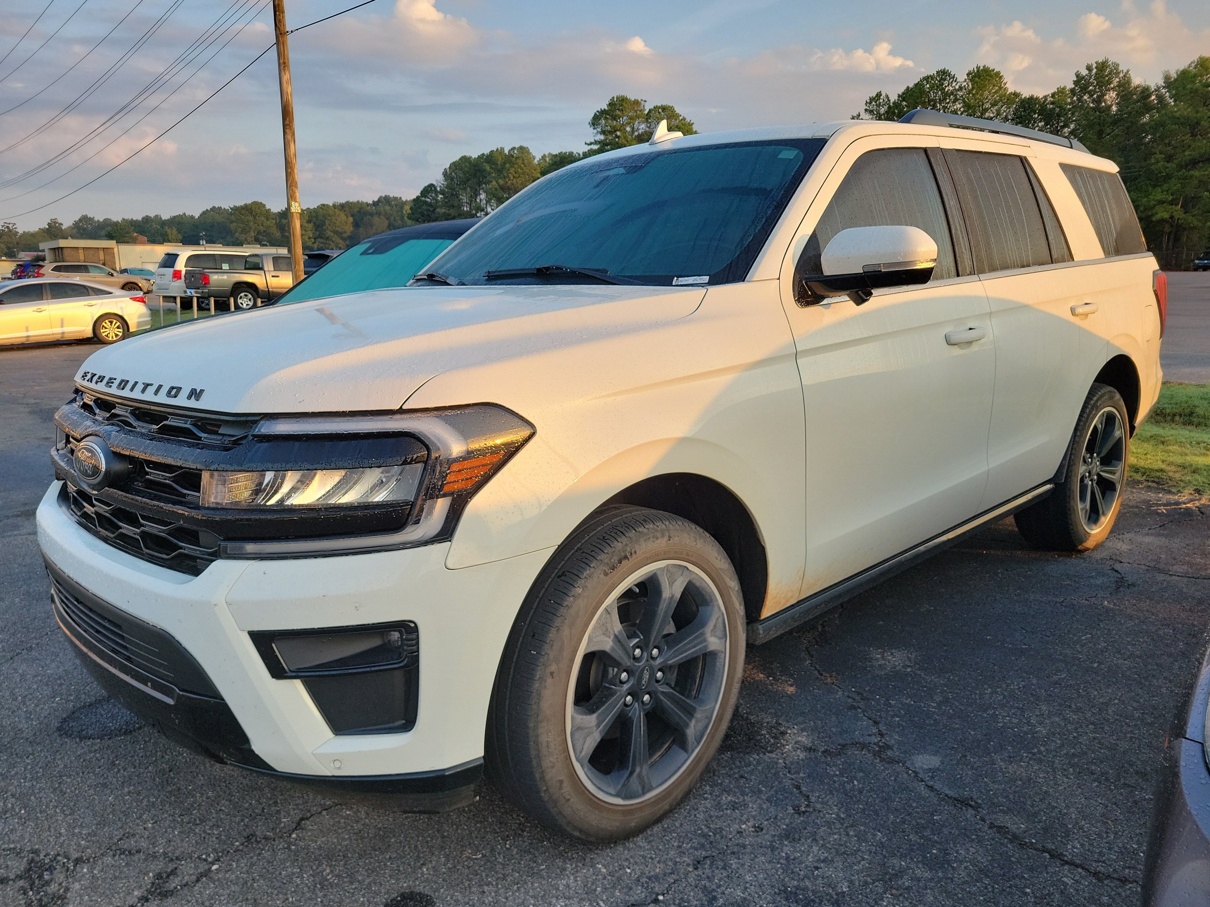 Used 2024 Ford Expedition Limited RWD image 3