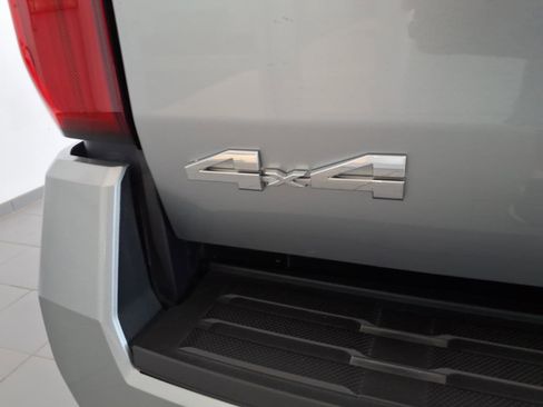 Used 2025 Toyota Tacoma SR5 AWD/4WD image 18