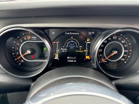Used 2022 Jeep Wrangler Unlimited Sahara AWD/4WD image 15