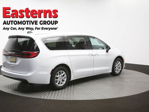 Used 2023 Chrysler Pacifica Touring-L FWD image 41