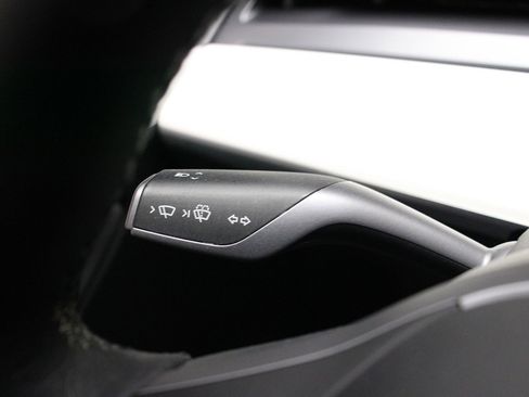 Used 2022 Tesla Model Y Long Range AWD/4WD image 32