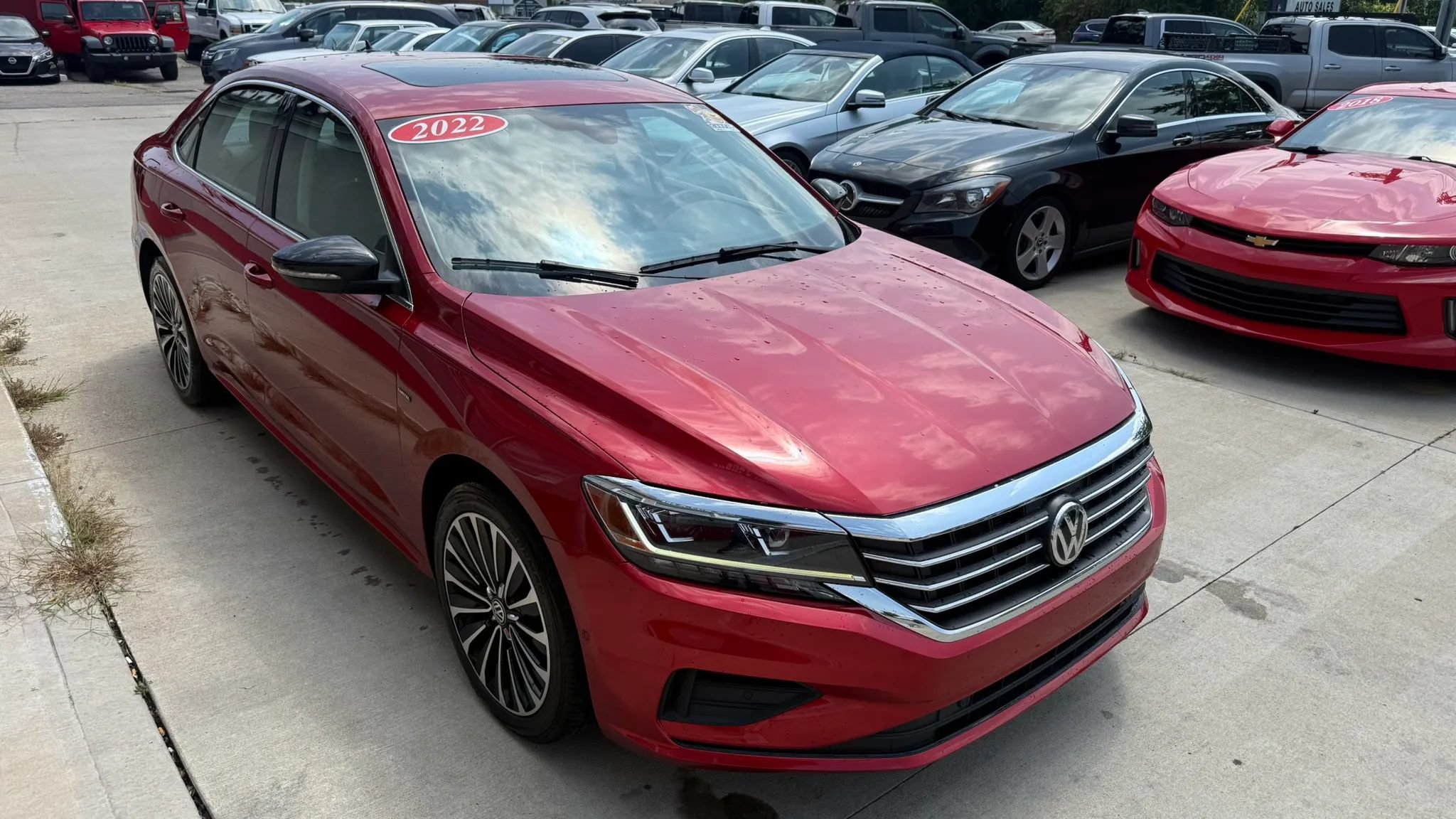 Used 2022 Volkswagen Passat 2.0T FWD image 2