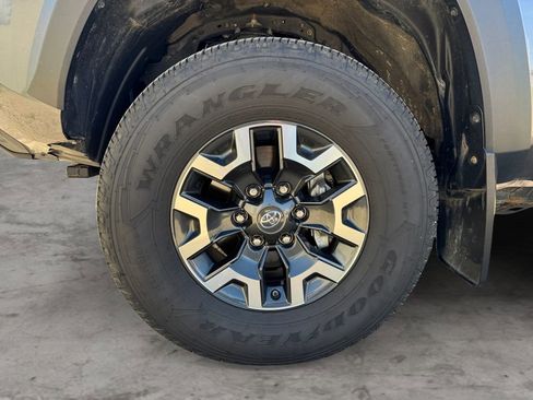 Certified 2019 Toyota Tacoma TRD Off-Road w/ TRD Premium Off Road Package AWD/4WD image 9