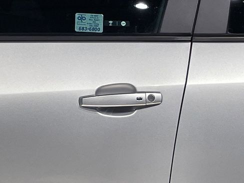 Used 2022 Chevrolet Trax LT w/ LT Convenience Package image 16