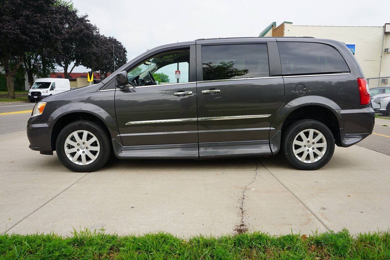 Used 2016 Chrysler Town & Country Touring w/ Driver Convenience Group FWD image 7