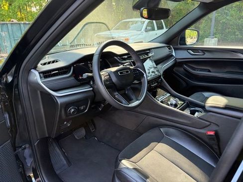 Used 2024 Jeep Grand Cherokee L Laredo AWD/4WD image 8