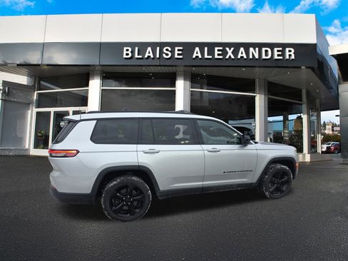 Used 2023 Jeep Grand Cherokee L Laredo image 4