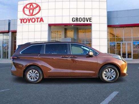 Used 2024 Toyota Sienna LE FWD image 7