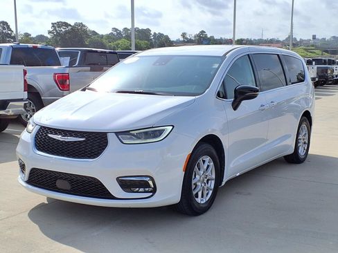 Used 2024 Chrysler Pacifica Touring-L FWD image 3