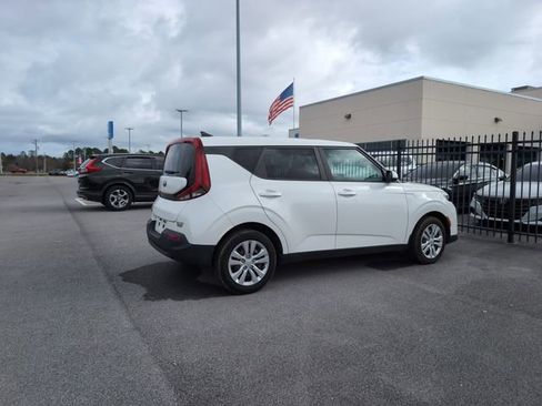 Used 2021 Kia Soul LX image 3