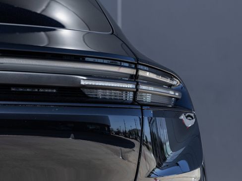 Certified 2025 Porsche Macan Electric image 14