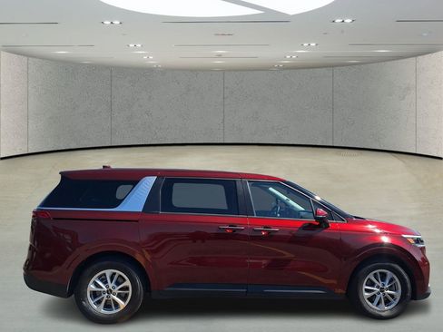 Used 2024 Kia Carnival LX image 5