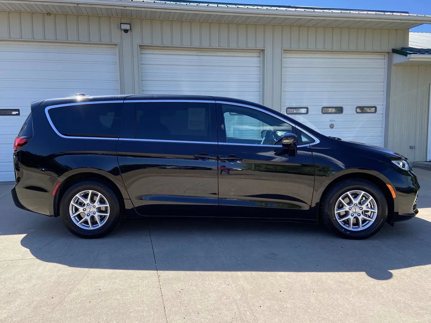Used 2025 Chrysler Pacifica Select FWD image 7