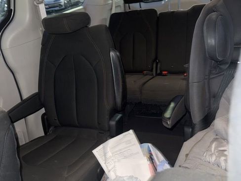 Used 2018 Chrysler Pacifica Touring Plus image 4