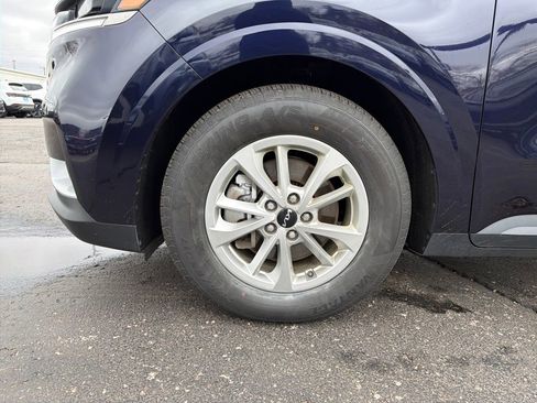 Used 2024 Kia Carnival LX image 30