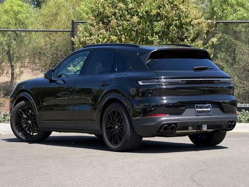 Used 2025 Porsche Cayenne S AWD/4WD image 3