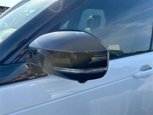 Used 2025 Land Rover Discovery Dynamic SE image 7