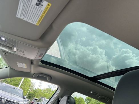 Used 2023 Volkswagen Atlas SE w/ Panoramic Sunroof Package FWD image 23