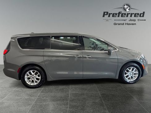 Used 2020 Chrysler Pacifica Touring w/ Cold Weather Group FWD image 9