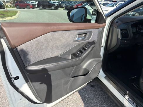 Used 2021 Nissan Rogue SV FWD image 13