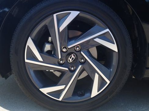 Certified 2025 Hyundai Elantra Limited FWD image 7