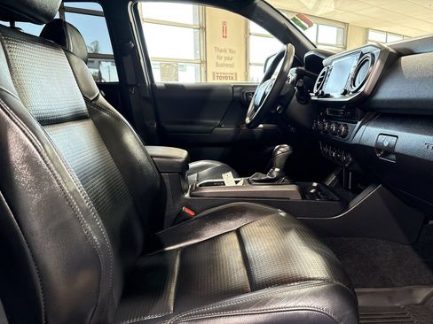 Used 2020 Toyota Tacoma TRD Sport w/ TRD Premium Sport Package AWD/4WD image 26