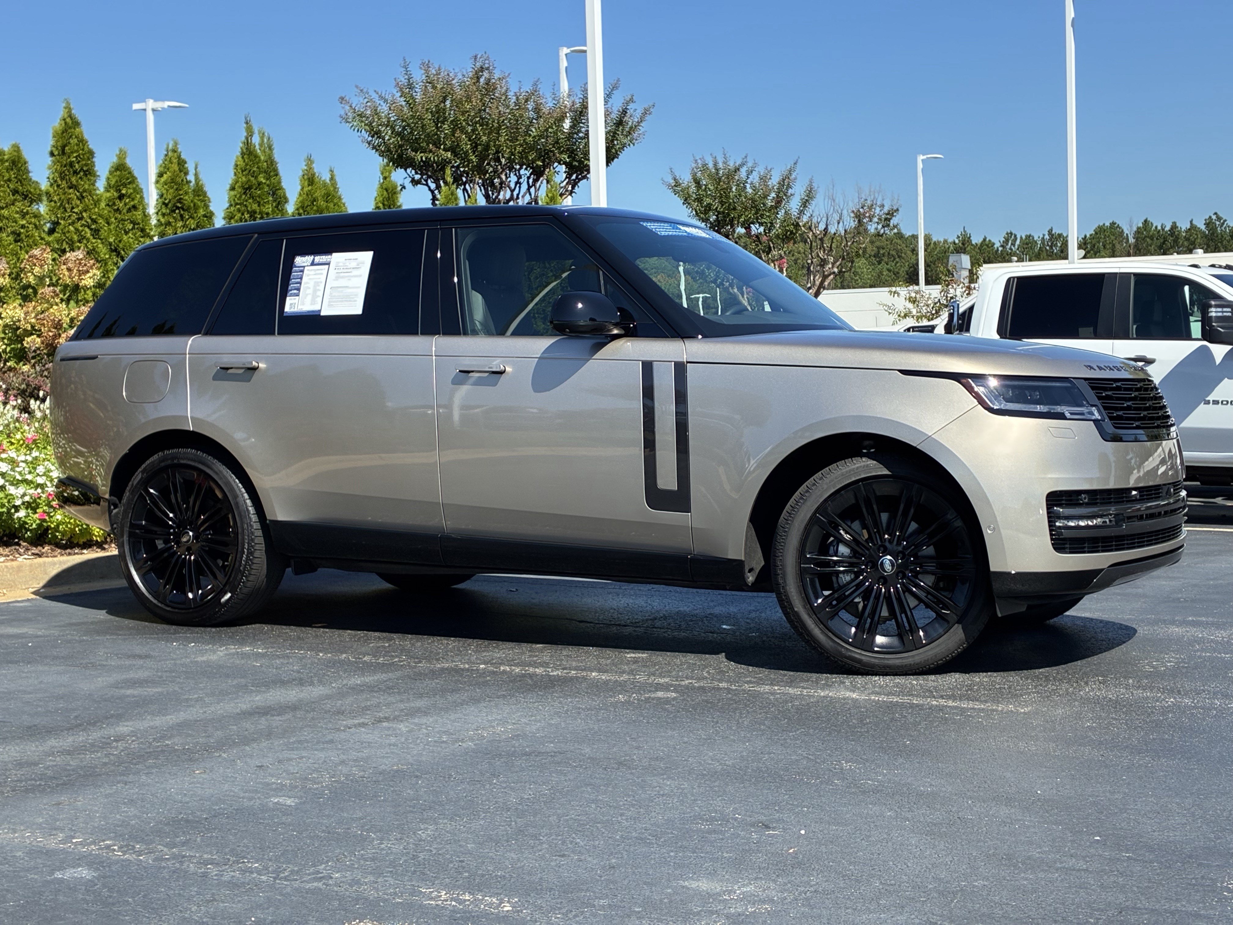 Used 2025 Land Rover Range Rover Long Wheelbase SE AWD/4WD image 3