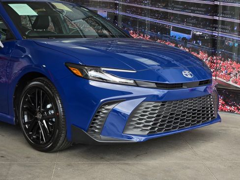 Used 2026 Toyota Camry Hybrid FWD image 2