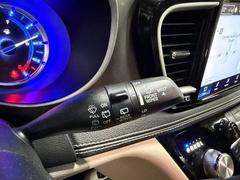 Used 2023 Chrysler Pacifica Touring-L FWD image 39