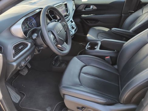 Used 2025 Chrysler Pacifica Select FWD image 10