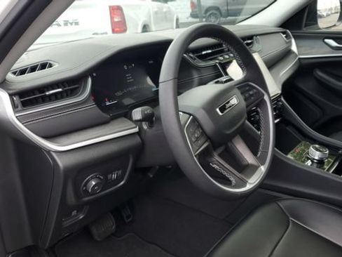 Certified 2023 Jeep Grand Cherokee Limited w/ Black Appearance Package AWD/4WD image 10
