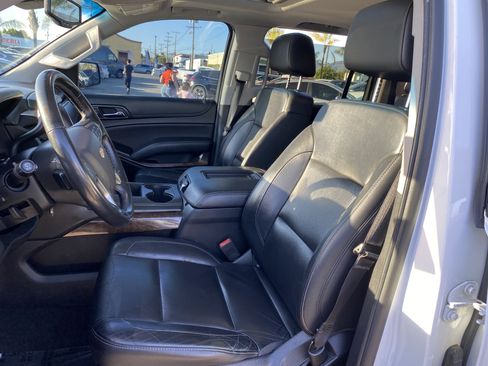 Used 2019 Chevrolet Suburban LT image 8