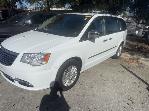Used 2014 Chrysler Town & Country Limited w/ Luxury Group image 3