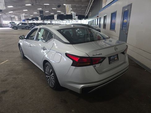 Used 2024 Nissan Altima 2.5 SV image 3