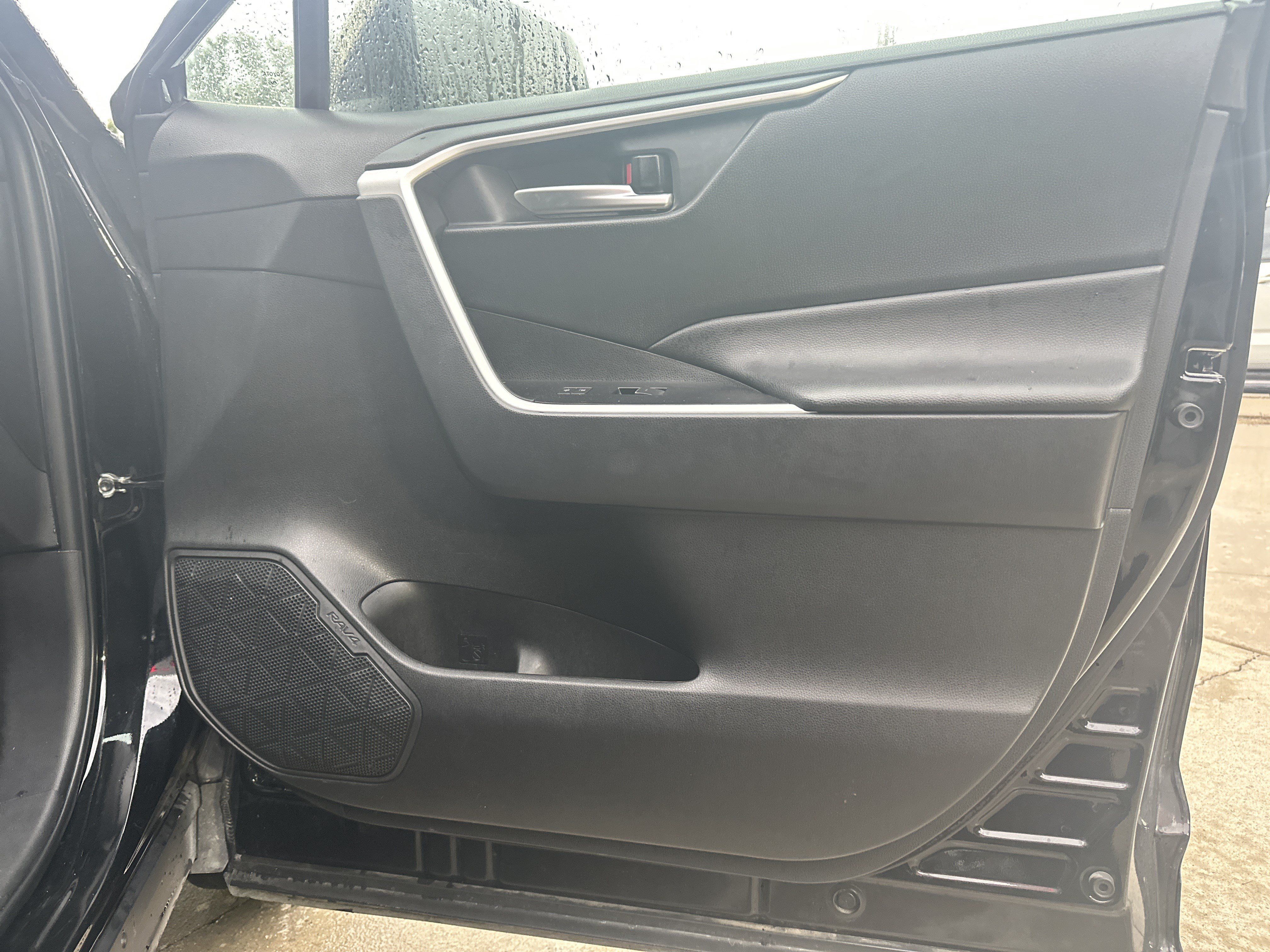 Used 2025 Toyota RAV4 XLE AWD/4WD image 29