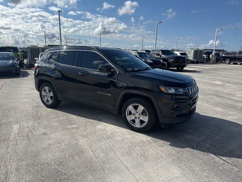 Used 2022 Jeep Compass Latitude image 1