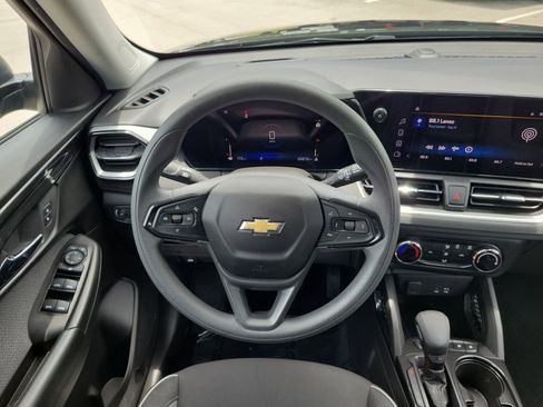Used 2025 Chevrolet TrailBlazer LS FWD image 16