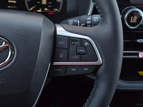 Certified 2026 Toyota Highlander Limited AWD/4WD image 23