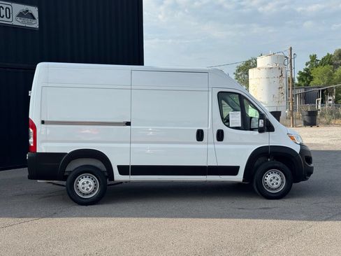 Used 2024 RAM ProMaster 2500 w/ Convenience Group FWD image 5