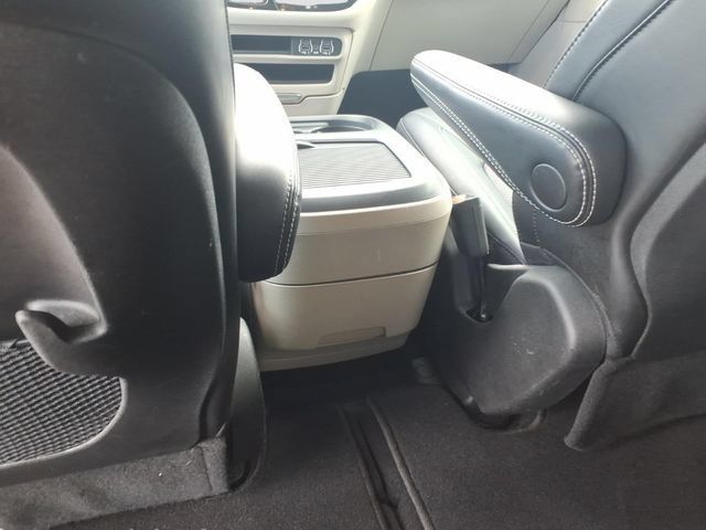 Used 2024 Chrysler Pacifica Touring-L FWD image 10
