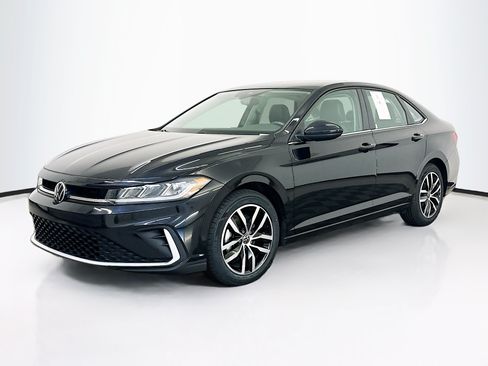 Used 2025 Volkswagen Jetta SE FWD image 3