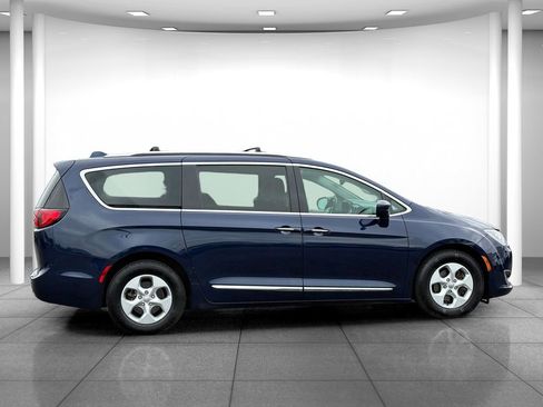 Used 2017 Chrysler Pacifica Touring-L Plus FWD image 8