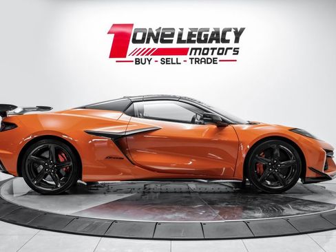 Used 2023 Chevrolet Corvette Z06 w/ Z07 Performance Package RWD image 9