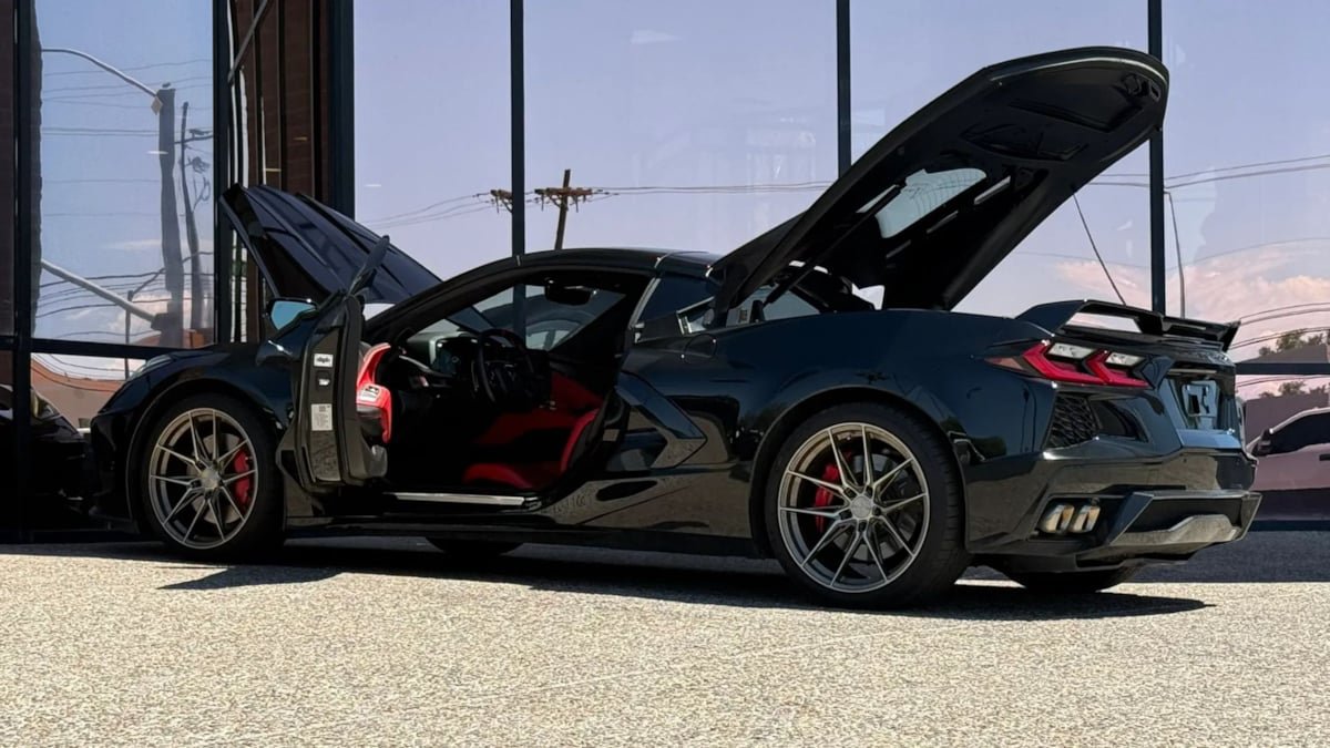 Used 2023 Chevrolet Corvette Stingray Preferred Cpe w/ Z51 Performance Package RWD image 19