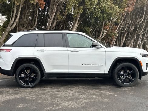 Used 2023 Jeep Grand Cherokee Altitude image 3