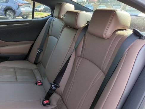 Used 2024 Lexus ES 300h w/ Technology Package image 31