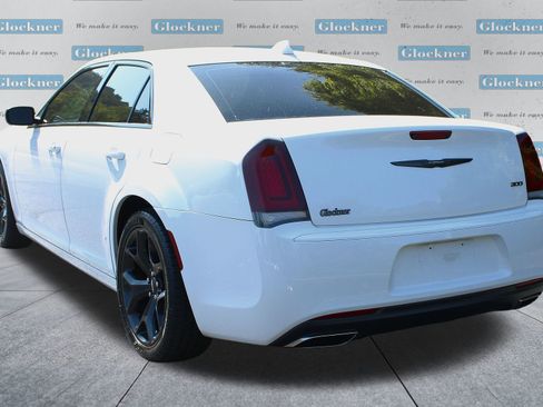 Used 2022 Chrysler 300 Touring w/ Sport Appearance Package image 8