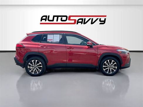 Used 2024 Toyota Corolla Cross XLE image 8